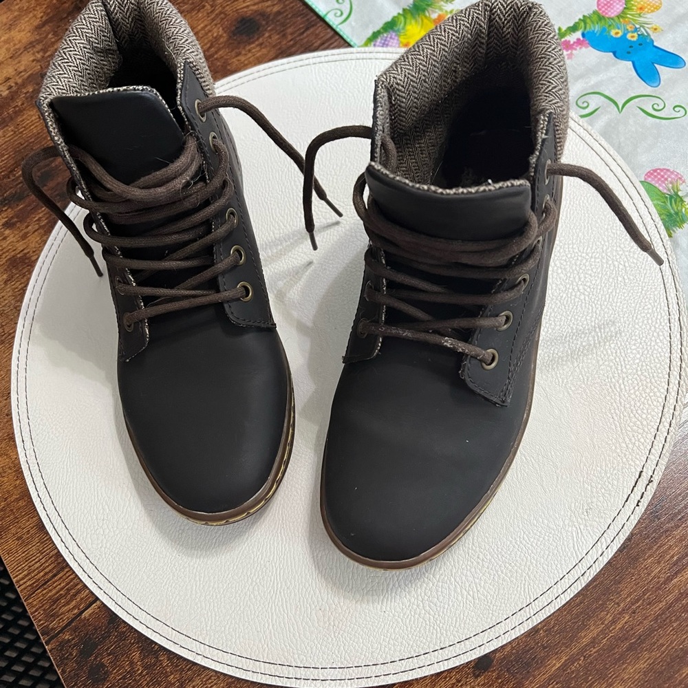 LNWOB DR Martins boots
